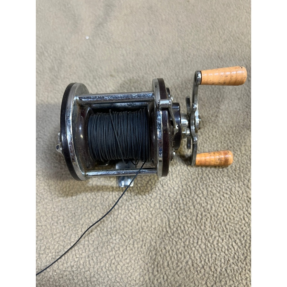 Vintage Penn Peer No 109 Conventional Level Wind Fishing Reel Wood Knobs USA